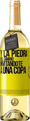 29,95 € Envío gratis | Vino Blanco Edición WHITE Y la piedra del camino invitándote a una copa Etiqueta Amarilla. Etiqueta personalizable Vino joven Cosecha 2023 Verdejo