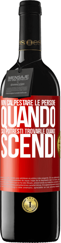 39,95 € Spedizione Gratuita | Vino rosso Edizione RED MBE Riserva Non calpestare le persone quando sali, potresti trovarle quando scendi Etichetta Rossa. Etichetta personalizzabile Riserva 12 Mesi Raccogliere 2015 Tempranillo