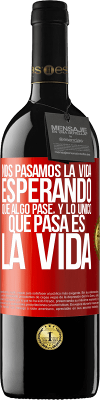 39,95 € Envío gratis | Vino Tinto Edición RED MBE Reserva Nos pasamos la vida esperando que algo pase, y lo único que pasa es la vida Etiqueta Roja. Etiqueta personalizable Reserva 12 Meses Cosecha 2015 Tempranillo