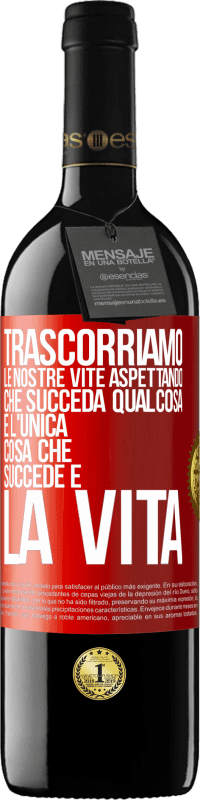 39,95 € Spedizione Gratuita | Vino rosso Edizione RED MBE Riserva Trascorriamo le nostre vite aspettando che succeda qualcosa e l'unica cosa che succede è la vita Etichetta Rossa. Etichetta personalizzabile Riserva 12 Mesi Raccogliere 2015 Tempranillo