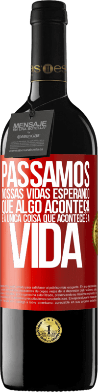 39,95 € Envio grátis | Vinho tinto Edição RED MBE Reserva Passamos nossas vidas esperando que algo aconteça, e a única coisa que acontece é a vida Etiqueta Vermelha. Etiqueta personalizável Reserva 12 Meses Colheita 2015 Tempranillo