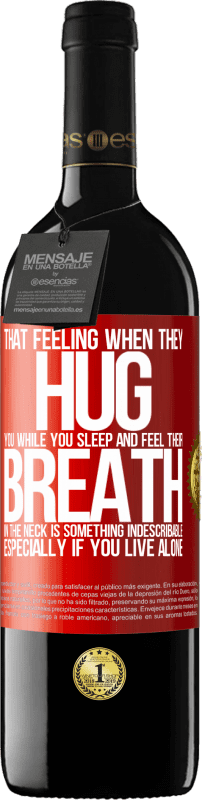 39,95 € Бесплатная доставка | Красное вино Издание RED MBE Бронировать То чувство, когда они обнимают тебя, пока ты спишь и чувствуешь свое дыхание в шее, является чем-то неописуемым. Особенно Красная метка. Настраиваемая этикетка Бронировать 12 Месяцы Урожай 2014 Tempranillo