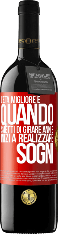 39,95 € Spedizione Gratuita | Vino rosso Edizione RED MBE Riserva L'età migliore è quando smetti di girare anni e inizi a realizzare sogni Etichetta Rossa. Etichetta personalizzabile Riserva 12 Mesi Raccogliere 2016 Tempranillo