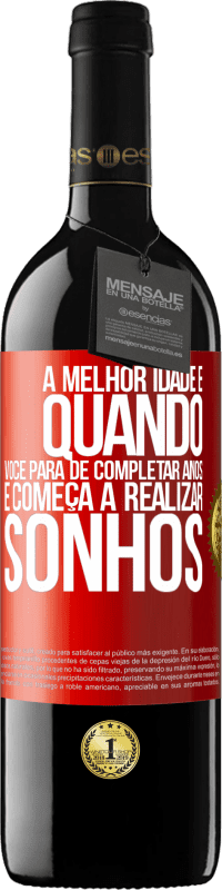 39,95 € Envio grátis | Vinho tinto Edição RED MBE Reserva A melhor idade é quando você para de completar anos e começa a realizar sonhos Etiqueta Vermelha. Etiqueta personalizável Reserva 12 Meses Colheita 2015 Tempranillo