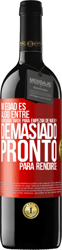 39,95 € Envío gratis | Vino Tinto Edición RED MBE Reserva Mi edad es algo entre… Demasiado tarde para empezar de nuevo y… demasiado pronto para rendirse Etiqueta Roja. Etiqueta personalizable Reserva 12 Meses Cosecha 2015 Tempranillo