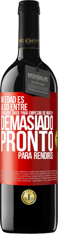 39,95 € Envío gratis | Vino Tinto Edición RED MBE Reserva Mi edad es algo entre… Demasiado tarde para empezar de nuevo y… demasiado pronto para rendirse Etiqueta Roja. Etiqueta personalizable Reserva 12 Meses Cosecha 2016 Tempranillo