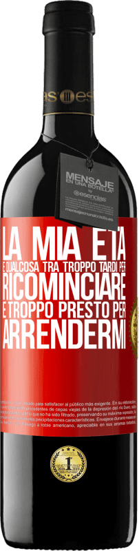 39,95 € Spedizione Gratuita | Vino rosso Edizione RED MBE Riserva La mia età è qualcosa tra ... Troppo tardi per ricominciare e ... troppo presto per arrendermi Etichetta Rossa. Etichetta personalizzabile Riserva 12 Mesi Raccogliere 2016 Tempranillo