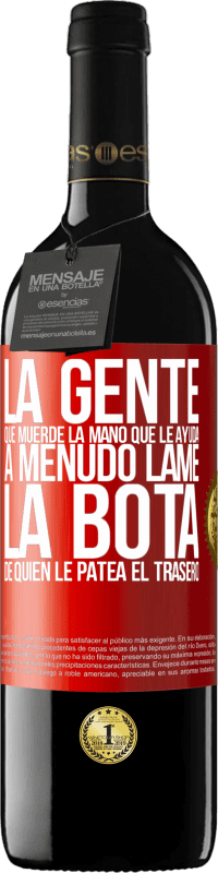 39,95 € Envío gratis | Vino Tinto Edición RED MBE Reserva La gente que muerde la mano que le ayuda, a menudo lame la bota de quien le patea el trasero Etiqueta Roja. Etiqueta personalizable Reserva 12 Meses Cosecha 2015 Tempranillo