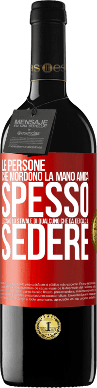 39,95 € Spedizione Gratuita | Vino rosso Edizione RED MBE Riserva Le persone che mordono la mano amica, spesso leccano lo stivale di qualcuno che dà dei calci al sedere Etichetta Rossa. Etichetta personalizzabile Riserva 12 Mesi Raccogliere 2015 Tempranillo