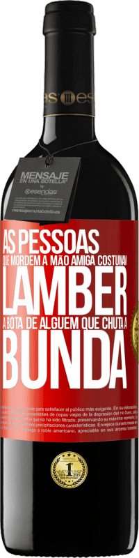 39,95 € Envio grátis | Vinho tinto Edição RED MBE Reserva As pessoas que mordem a mão amiga costumam lamber a bota de alguém que chuta a bunda Etiqueta Vermelha. Etiqueta personalizável Reserva 12 Meses Colheita 2015 Tempranillo