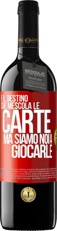 39,95 € Spedizione Gratuita | Vino rosso Edizione RED MBE Riserva È il destino che mescola le carte, ma siamo noi a giocarle Etichetta Rossa. Etichetta personalizzabile Riserva 12 Mesi Raccogliere 2015 Tempranillo