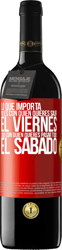 39,95 € Envío gratis | Vino Tinto Edición RED MBE Reserva Lo que importa no es con quién quieres salir el viernes, sino con quién quieres pasar todo el sábado Etiqueta Roja. Etiqueta personalizable Reserva 12 Meses Cosecha 2015 Tempranillo