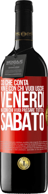 39,95 € Spedizione Gratuita | Vino rosso Edizione RED MBE Riserva Ciò che conta non è con chi vuoi uscire venerdì, ma con chi vuoi passare tutto il sabato Etichetta Rossa. Etichetta personalizzabile Riserva 12 Mesi Raccogliere 2014 Tempranillo