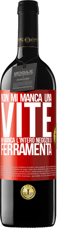 39,95 € Spedizione Gratuita | Vino rosso Edizione RED MBE Riserva Non mi manca una vite, mi manca l'intero negozio di ferramenta Etichetta Rossa. Etichetta personalizzabile Riserva 12 Mesi Raccogliere 2015 Tempranillo