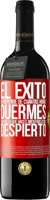 39,95 € Envío gratis | Vino Tinto Edición RED MBE Reserva El éxito no depende de cuantas horas duermes, sino de lo que haces mientras estás despierto Etiqueta Roja. Etiqueta personalizable Reserva 12 Meses Cosecha 2015 Tempranillo