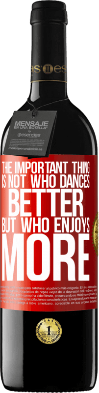 39,95 € 送料無料 | 赤ワイン REDエディション MBE 予約する 重要なことは、誰がより良いダンスをするのではなく、誰がもっと踊るのか 赤いタグ. カスタマイズ可能なラベル 予約する 12 月 収穫 2014 Tempranillo