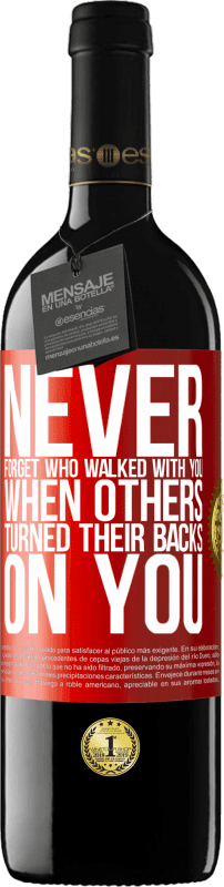 39,95 € Free Shipping | Red Wine RED Edition MBE Reserve Never forget who walked with you when others turned their backs on you Red Label. Customizable label Reserve 12 Months Harvest 2014 Tempranillo