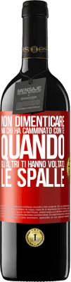 39,95 € Spedizione Gratuita | Vino rosso Edizione RED MBE Riserva Non dimenticare mai chi ha camminato con te quando gli altri ti hanno voltato le spalle Etichetta Rossa. Etichetta personalizzabile Riserva 12 Mesi Raccogliere 2015 Tempranillo