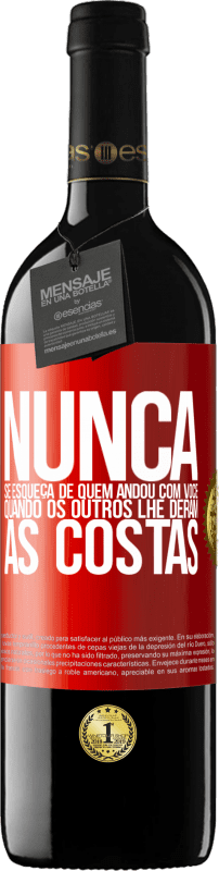 39,95 € Envio grátis | Vinho tinto Edição RED MBE Reserva Nunca se esqueça de quem andou com você quando os outros lhe deram as costas Etiqueta Vermelha. Etiqueta personalizável Reserva 12 Meses Colheita 2015 Tempranillo