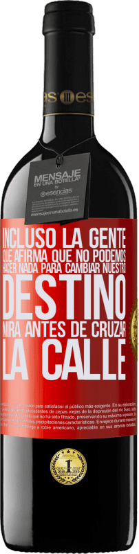 39,95 € Envío gratis | Vino Tinto Edición RED MBE Reserva Incluso la gente que afirma que no podemos hacer nada para cambiar nuestro destino, mira antes de cruzar la calle Etiqueta Roja. Etiqueta personalizable Reserva 12 Meses Cosecha 2015 Tempranillo