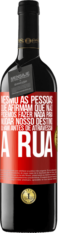 39,95 € Envio grátis | Vinho tinto Edição RED MBE Reserva Mesmo as pessoas que afirmam que não podemos fazer nada para mudar nosso destino, olham antes de atravessar a rua Etiqueta Vermelha. Etiqueta personalizável Reserva 12 Meses Colheita 2015 Tempranillo