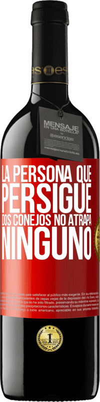 39,95 € Envío gratis | Vino Tinto Edición RED MBE Reserva La persona que persigue dos conejos no atrapa ninguno Etiqueta Roja. Etiqueta personalizable Reserva 12 Meses Cosecha 2015 Tempranillo