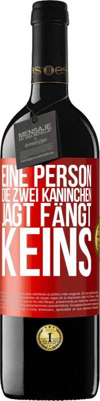 39,95 € Kostenloser Versand | Rotwein RED Ausgabe MBE Reserve Eine Person, die zwei Kaninchen jagt, fängt keins Rote Markierung. Anpassbares Etikett Reserve 12 Monate Ernte 2015 Tempranillo