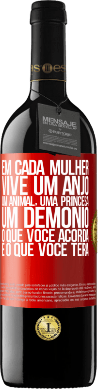 39,95 € Envio grátis | Vinho tinto Edição RED MBE Reserva Em cada mulher vive um anjo, um animal, uma princesa, um demônio. O que você acorda é o que você terá Etiqueta Vermelha. Etiqueta personalizável Reserva 12 Meses Colheita 2015 Tempranillo