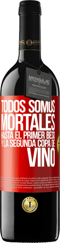 39,95 € Envío gratis | Vino Tinto Edición RED MBE Reserva Todos somos mortales hasta el primer beso y la segunda copa de vino Etiqueta Roja. Etiqueta personalizable Reserva 12 Meses Cosecha 2015 Tempranillo