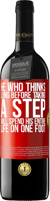 39,95 € 送料無料 | 赤ワイン REDエディション MBE 予約する 一歩踏み出す前に考えている彼は、一生を一本の足で過ごす 赤いタグ. カスタマイズ可能なラベル 予約する 12 月 収穫 2014 Tempranillo