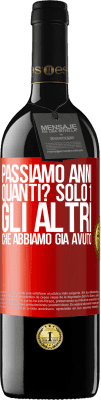 39,95 € Spedizione Gratuita | Vino rosso Edizione RED MBE Riserva Passiamo anni. Quanti? solo 1. Gli altri che abbiamo già avuto Etichetta Rossa. Etichetta personalizzabile Riserva 12 Mesi Raccogliere 2014 Tempranillo