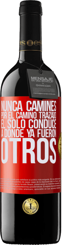 39,95 € Envío gratis | Vino Tinto Edición RED MBE Reserva Nunca camines por el camino trazado, él sólo conduce a donde ya fueron otros Etiqueta Roja. Etiqueta personalizable Reserva 12 Meses Cosecha 2015 Tempranillo