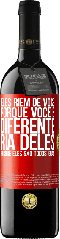 39,95 € Envio grátis | Vinho tinto Edição RED MBE Reserva Eles riem de você porque você é diferente. Ria deles, porque eles são todos iguais Etiqueta Vermelha. Etiqueta personalizável Reserva 12 Meses Colheita 2015 Tempranillo