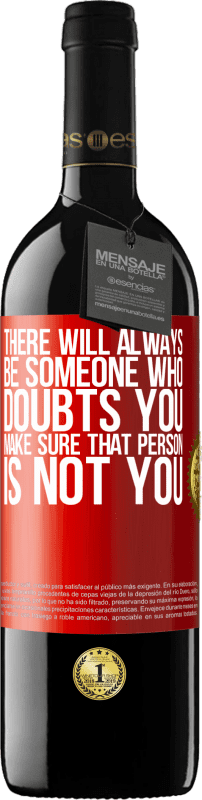 39,95 € 免费送货 | 红酒 RED版 MBE 预订 总会有人怀疑你。确保那个人不是你 红色标签. 可自定义的标签 预订 12 个月 收成 2016 Tempranillo