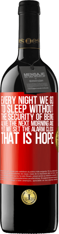 39,95 € 送料無料 | 赤ワイン REDエディション MBE 予約する 私たちは毎晩、翌朝生きているという安心感なしに眠りにつくが、それでも目覚まし時計をセットしている。それは希望です 赤いタグ. カスタマイズ可能なラベル 予約する 12 月 収穫 2014 Tempranillo