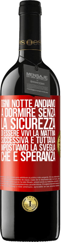 39,95 € Spedizione Gratuita | Vino rosso Edizione RED MBE Riserva Ogni notte andiamo a dormire senza la sicurezza di essere vivi la mattina successiva e tuttavia impostiamo la sveglia. CHE È Etichetta Rossa. Etichetta personalizzabile Riserva 12 Mesi Raccogliere 2015 Tempranillo