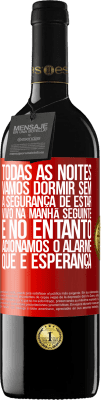 39,95 € Envio grátis | Vinho tinto Edição RED MBE Reserva Todas as noites vamos dormir sem a segurança de estar vivo na manhã seguinte e, no entanto, acionamos o alarme. QUE É Etiqueta Vermelha. Etiqueta personalizável Reserva 12 Meses Colheita 2015 Tempranillo