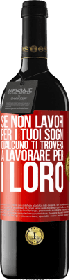 39,95 € Spedizione Gratuita | Vino rosso Edizione RED MBE Riserva Se non lavori per i tuoi sogni, qualcuno ti troverà a lavorare per i loro Etichetta Rossa. Etichetta personalizzabile Riserva 12 Mesi Raccogliere 2015 Tempranillo