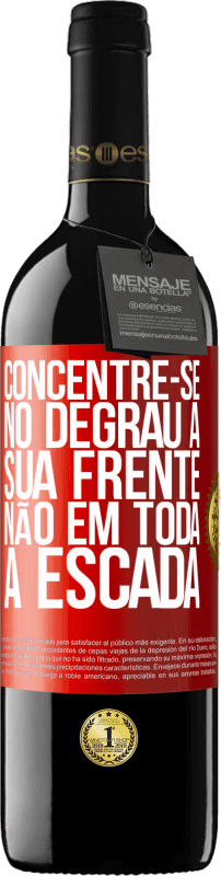 39,95 € Envio grátis | Vinho tinto Edição RED MBE Reserva Concentre-se no degrau à sua frente, não em toda a escada Etiqueta Vermelha. Etiqueta personalizável Reserva 12 Meses Colheita 2015 Tempranillo