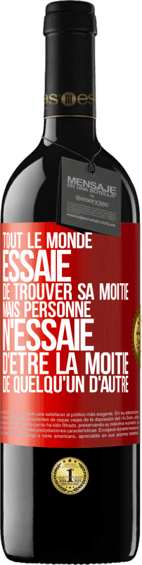 39,95 € Envoi gratuit | Vin rouge Édition RED MBE Réserve Tout le monde essaie de trouver sa moitié. Mais personne n'essaie d'être la moitié de quelqu'un d'autre Étiquette Rouge. Étiquette personnalisable Réserve 12 Mois Récolte 2015 Tempranillo