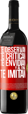 39,95 € Envío gratis | Vino Tinto Edición RED MBE Reserva Te observan, te critican, te envidian… y al final, te imitan Etiqueta Roja. Etiqueta personalizable Reserva 12 Meses Cosecha 2014 Tempranillo