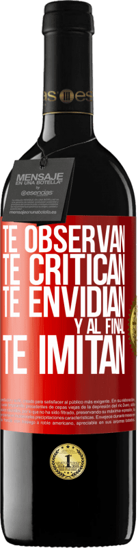 39,95 € Envío gratis | Vino Tinto Edición RED MBE Reserva Te observan, te critican, te envidian… y al final, te imitan Etiqueta Roja. Etiqueta personalizable Reserva 12 Meses Cosecha 2015 Tempranillo