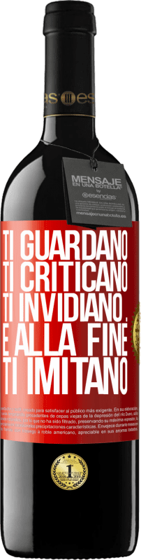 39,95 € Spedizione Gratuita | Vino rosso Edizione RED MBE Riserva Ti guardano, ti criticano, ti invidiano ... e alla fine ti imitano Etichetta Rossa. Etichetta personalizzabile Riserva 12 Mesi Raccogliere 2015 Tempranillo