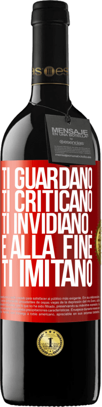 39,95 € Spedizione Gratuita | Vino rosso Edizione RED MBE Riserva Ti guardano, ti criticano, ti invidiano ... e alla fine ti imitano Etichetta Rossa. Etichetta personalizzabile Riserva 12 Mesi Raccogliere 2016 Tempranillo