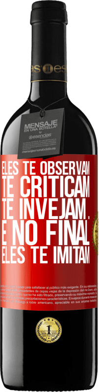 39,95 € Envio grátis | Vinho tinto Edição RED MBE Reserva Eles te observam, te criticam, te invejam ... e no final, eles te imitam Etiqueta Vermelha. Etiqueta personalizável Reserva 12 Meses Colheita 2015 Tempranillo