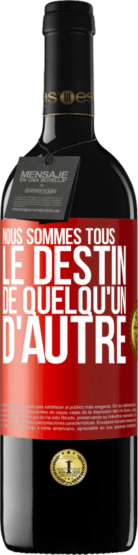 39,95 € Envoi gratuit | Vin rouge Édition RED MBE Réserve Nous sommes tous le destin de quelqu'un d'autre Étiquette Rouge. Étiquette personnalisable Réserve 12 Mois Récolte 2015 Tempranillo