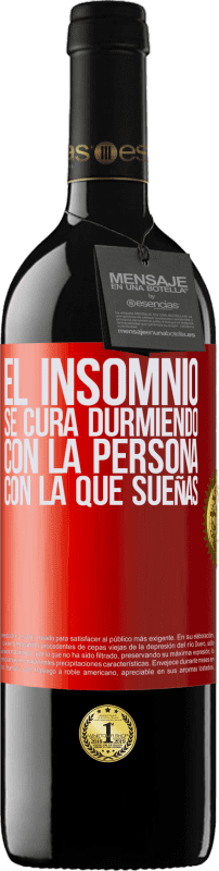 39,95 € Envío gratis | Vino Tinto Edición RED MBE Reserva El insomnio se cura durmiendo con la persona con la que sueñas Etiqueta Roja. Etiqueta personalizable Reserva 12 Meses Cosecha 2015 Tempranillo