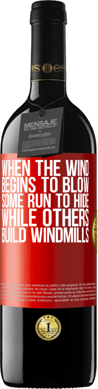 39,95 € 送料無料 | 赤ワイン REDエディション MBE 予約する 風が吹くと、隠れようとする人もいれば、風車を作る人もいます 赤いタグ. カスタマイズ可能なラベル 予約する 12 月 収穫 2014 Tempranillo