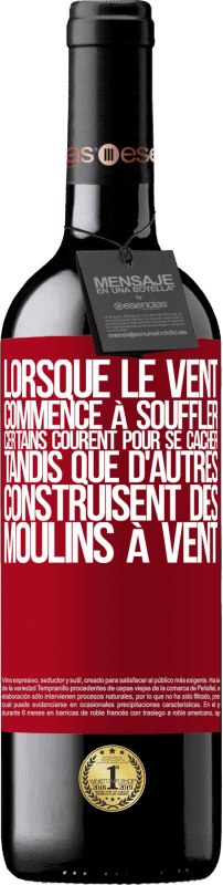 39,95 € Envoi gratuit | Vin rouge Édition RED MBE Réserve Lorsque le vent commence à souffler, certains courent pour se cacher, tandis que d'autres construisent des moulins à vent Étiquette Rouge. Étiquette personnalisable Réserve 12 Mois Récolte 2015 Tempranillo