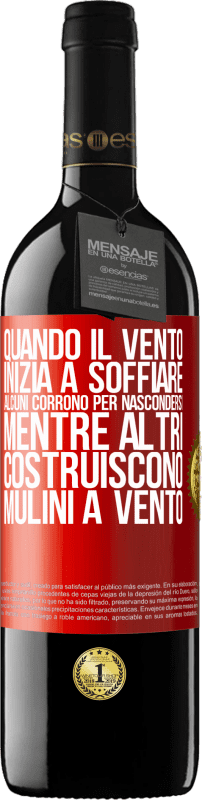 39,95 € Spedizione Gratuita | Vino rosso Edizione RED MBE Riserva Quando il vento inizia a soffiare, alcuni corrono per nascondersi, mentre altri costruiscono mulini a vento Etichetta Rossa. Etichetta personalizzabile Riserva 12 Mesi Raccogliere 2015 Tempranillo